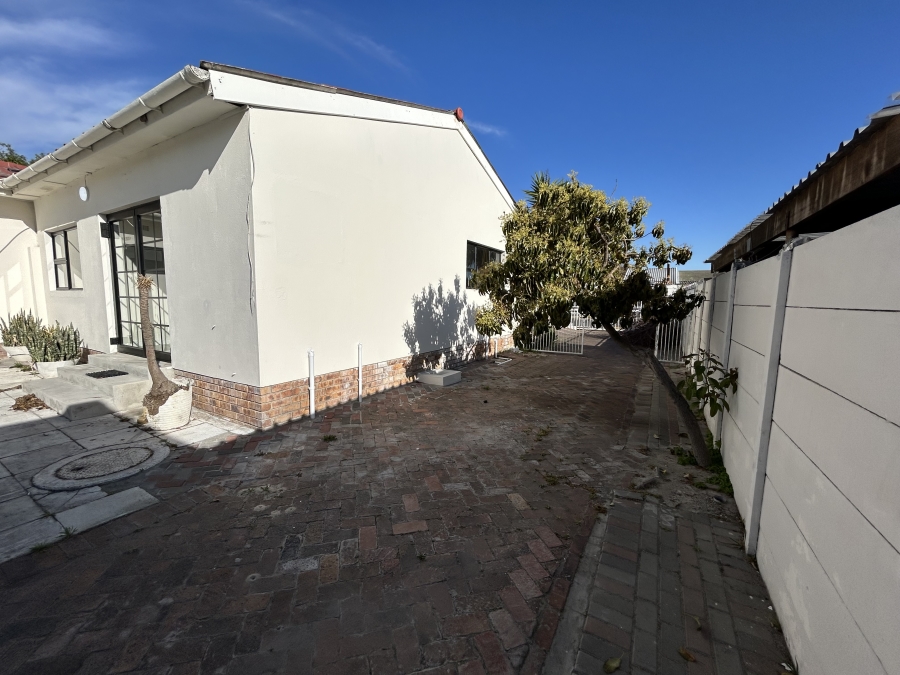 To Let 4 Bedroom Property for Rent in Bothasig Western Cape